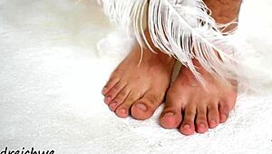 Sexy gej ukazuje svoje obrovské HD nohy