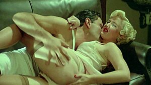 يا، جون ليسلي مع هيلاري سامرز في ديكسي راي 1983! 😎