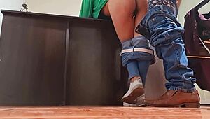 Skjult kamera fanger Nataly Delpech som knuller hardt på jobb! 😲