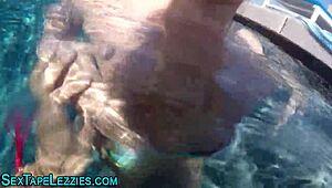 Brunette Amateur Eats Teen Babe's Pussy