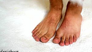 Sexy gej ukazuje svoje obrovské HD nohy