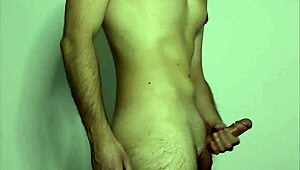 אמטורית צעירה חרמנית מאוננת בוובקאם איכותי