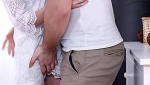 Hej, Teeny Miss Nimpho, připravená na hluboký průser a obličejovou spršku spermií?