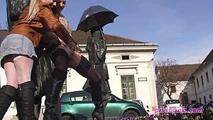 Sehr öffentliche Piss-Session an offenem Outdoor-Platz