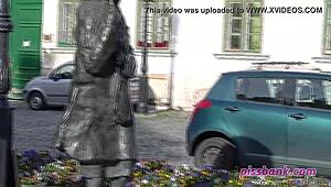 סשן השתנה ציבורית במקום פתוח בחוץ