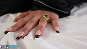 Codey Steele massages Mona Azar before slipping inside her tight body. A sneaky reality surprise!