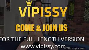 Мала тинејџерка 18+ 18+ ужива у субмиссивном голден шоуеру и диптроату