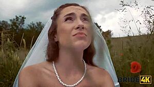 Bride4K Красивая брюнетка-невеста трахает похотливого пастуха в летнем поле!