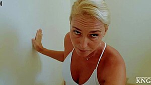 Wah, tetangga MILF seksi lo ngewe kontol perawan lo yang keras banget... ups!