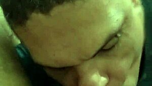 chupando e tomando o leite do entregador?