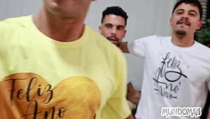 Amici impazziti per regali Capodanno mi ripagano con cazzo nel culo!