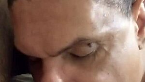 chupando e tomando o leite do entregador?