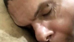 Чуча и пия спермата на доставчика?