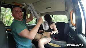 זוג חום חובבני מלקקים בתשוקה במונית עם וייב אנימה