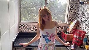 Nevlastní táta chtěl můj těsný zadek jako hlavní chod po kávě