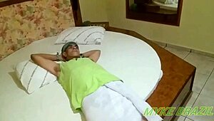 Morena Safada Enjoys Relaxing Massage With Myke Brazil At Motel