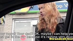 Европейска блондинка стопаджийка ебана здраво в близък план публична обръсната путка сцена