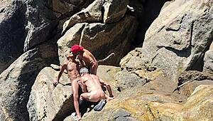 Pescador safado foi flagrado dando o cu atrás das pedras - completo no red