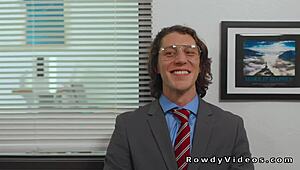 Compañero gay follado sin condón hasta corrida en la oficina