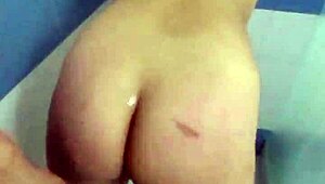 Cogiendo con Mi Cuñada en el Baño de Su Casa Mientras Se Baña