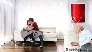 nastolatka 18+ hardcore z wielkim kutasem i słodką milf macochą podczas strasznych filmów 😈