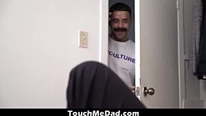 الابن بالتبني يتوسل للهاتف عشان يتصل بصديقته، الأب بالتبني يغار