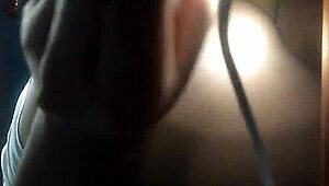 Eu metendo o dedo na buceta com a mamãe do outro lado