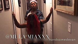 مولا ميا الكسيطة السمراء الكبيرة تطلب من هاندسومديفان مساعدة في الطيز