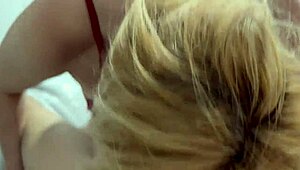 Varalna žena sesa kurca med klicem možu, čuti vsak moker trenutek.