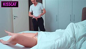 VENLIGST KOM IKKE INDENI, Stepson beder Stepmom mens Stepdad er i badet!