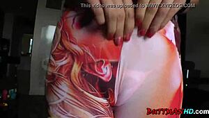 Susie Clove, Denne Blonde Babe, Spreder Bare Sine Sexy Huller For Sjov. Aldrig Set Noget Lignende!