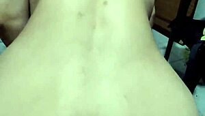 Moja prijateljica Estefani iz telovadnice, jo prepričam, da pride in je vroča kurba.