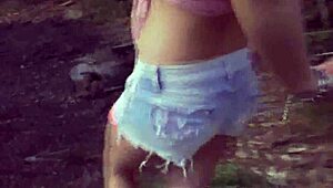 Latina Ανταλλάσσει Φυλλάδια με Πληρωμένη Πίπα Έξω