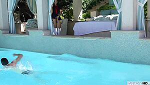 Il vicino trasforma Ariana Marie in troia amante di sborra