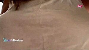 Esposa gostosa fazendo compras sem suti� toda safadinha para o vendedor