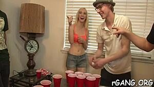 Hård gangbang med sugande blowjob och sperma