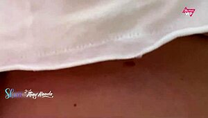 Esposa gostosa fazendo compras sem suti� toda safadinha para o vendedor