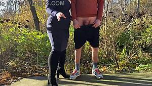 Co mě můj nevlastní syn nutí s kinkovou nylonovou ruční prací venku