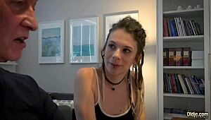 أفد هذه الكس هينتاي الشابة 18+ المبللة بقوة حتى القذف داخل فمها