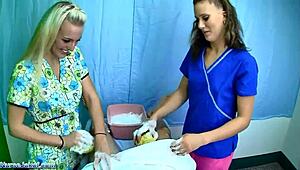 Casey og JC Simpson giver en svampbad