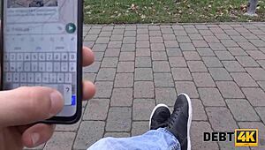 Debt4k-velkoja naisee blondia miehen edessä