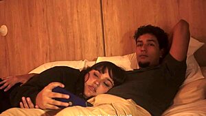 no puedo dejar de tocarme y meto mi pene en la boca de mi hermanastra casi nos pillan