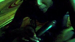 Negra safada chupando pauzão preto com paixão