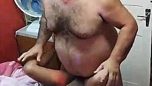 Tiuzao šuká nadrženou vysokoškolačku denně v divokých garážových seancích