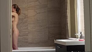 perfetta ragazza 18+ Lana Broks leccata, succhiata e scopata da vicino