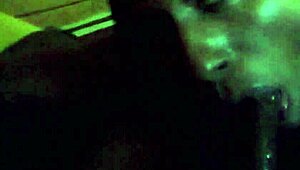 Negra safada chupando pauzão preto com paixão