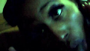 Negra safada chupando pauzão preto com paixão