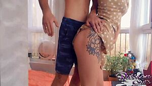 Snel ochtendneuken van getatoeëerd Russisch stel met creampie