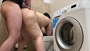 เขาเจอแม่เลี้ยงในห้องน้ำและเจาะก้นเธอสุดแรง
