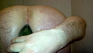 Гей опитва зеленчук в душа